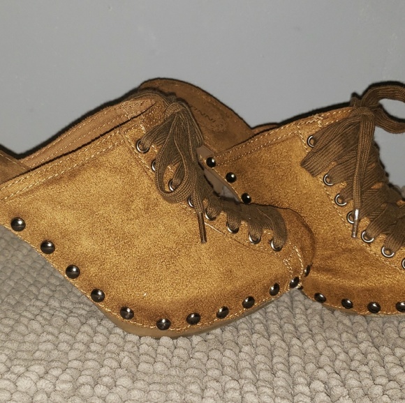 Shoes - Picture 3 of 8